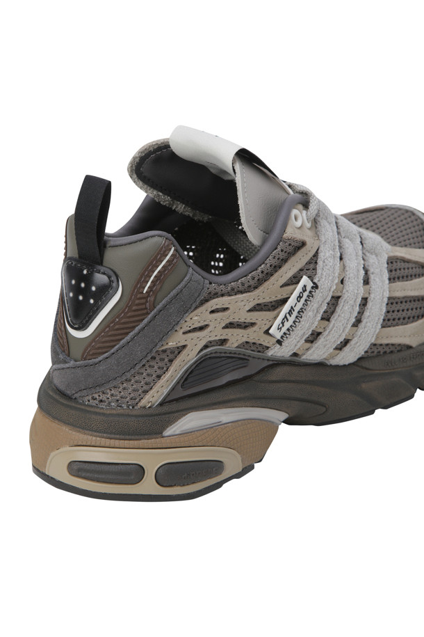 (ADIDAS X SONG FOR THE MUTE) 아디스타 쿠션 - 심플 브라운 / 나이트 브라운 / 라이트 브라운은 아디다스와 송포더뮤트의 협업으로 탄생한 남성용 운동화입니다. 브라운과 그레이 컬러를 사용하여 일상과 캐주얼 스타일에 적합하며, 봄, 여름, 가을 계절에 착용하기 좋습니다. 라운드 앞코에 끈으로 여미는 디자인이며, 로우탑으로 제작되었습니다. 송아지 가죽, 고무, 패브릭 소재를 사용하여 편안한 착화감을 제공하며, 모노크롬 디자인과 도시적인 분위기를 연출합니다. 미니멀, 클래식, 캐주얼 스타일을 즐기는 분들께 동네 마실룩, 산책룩으로 추천합니다.
