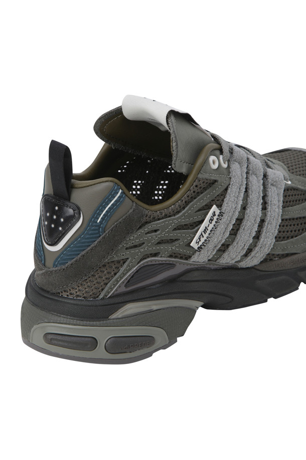 (아디다스 X 송 포 더 뮤트) 아디스타 쿠션 - 브랜치 / 쉐도우 그린 / 나이트 카고는 아디다스와 송 포 더 뮤트의 협업으로 탄생한 남성용 운동화입니다. 브랜치, 쉐도우 그린, 나이트 카고 세 가지 색상 조합으로, 사계절 캐주얼 및 일상 착용에 적합합니다. 라운드 앞코에 끈으로 여미는 디자인이며, 송아지 가죽, 고무, 패브릭 소재를 사용하여 편안한 착화감을 제공합니다. 모노크롬 디자인과 낮은 굽, 플랫 형태가 특징이며, 산책룩과 동네 마실룩, 미니멀, 클래식 스타일을 연출하기 좋습니다.
