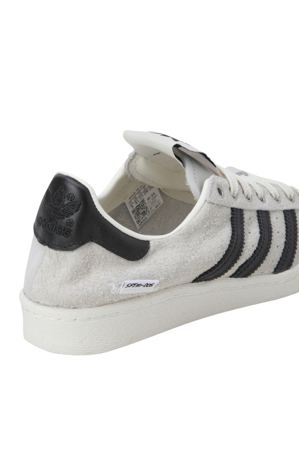 (아디다스 X 송 포 더 뮤트) 슈퍼스타 82 - 크림 화이트 / 코어 블랙 / 오프 화이트는 남성용 운동화입니다. 크림 화이트, 코어 블랙, 오프 화이트 색상 조합의 무지 디자인으로, 사계절 내내 일상용으로 착용하기 좋습니다. 쉘 토 앞코와 레이스업 잠금장치가 특징이며, 가죽, 스웨이드, 고무 소재로 제작되었습니다. 스웨이드 색조와 대조적인 톤의 갑피 패널, 시그니처 슈퍼스타 토 쉘, 추가 레이스 아이릿 디테일이 돋보이며, 미니멀, 클래식, 캐주얼 스타일을 연출하기에 적합합니다. 동네 마실룩이나 데이트룩에 포인트를 더해보세요.