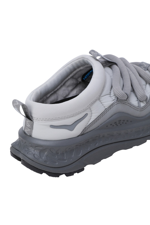 **ORA 프리모 - 스타더스트/새틀라이트 그레이**는 일상과 가벼운 운동에 적합한 남성용 운동화입니다. 라운드 앞코와 플랫 굽으로 편안함을 제공하며, 사계절 내내 착용 가능합니다. 회색 및 그레이 컬러의 무지 디자인에, 단열 퍼프 어퍼, 지그재그 스티치 디테일, 라운드 탄성 레이스 시스템, 보호용 발가락 범퍼 등의 특징이 더해져 스타일리시함을 더했습니다. 캐주얼, 미니멀, 스포티한 스타일 연출에 용이하며, 동네 마실룩이나 산책룩에 매치하기 좋습니다. 합성가죽 소재와 레이스업 여밈, 로우탑 디자인으로 제작되었습니다.
