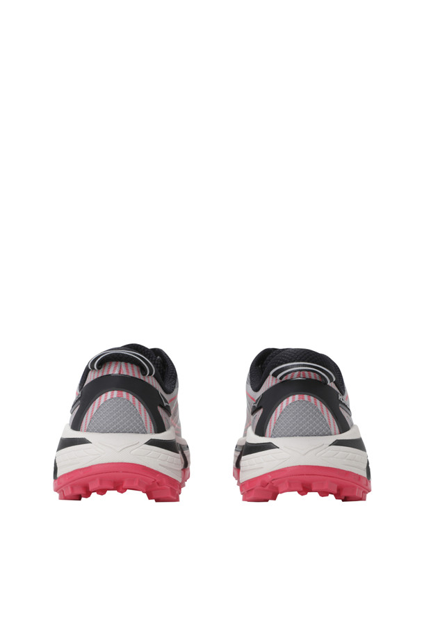 마파테 스피드 2 (galactic grey/루비 레드)는 남성용 운동화입니다. 갤럭시 그레이와 루비 레드의 세련된 컬러 조합으로 아웃도어 활동과 일상생활 모두에 잘 어울립니다. 5mm 굽 높이의 쿠셔닝 디테일과 메타로커 기술을 적용하여 장거리 및 장시간 활동에도 편안함을 제공합니다. 비브람 메가-그립 밑창은 뛰어난 접지력을 제공하여 등산룩, 여행룩, 산책룩 등 다양한 TPO에 적합하며, 고프코어, 미니멀, 스포티 스타일을 연출하기 좋습니다. 끈으로 여미는 디자인으로 안정적인 착용감을 선사합니다.
