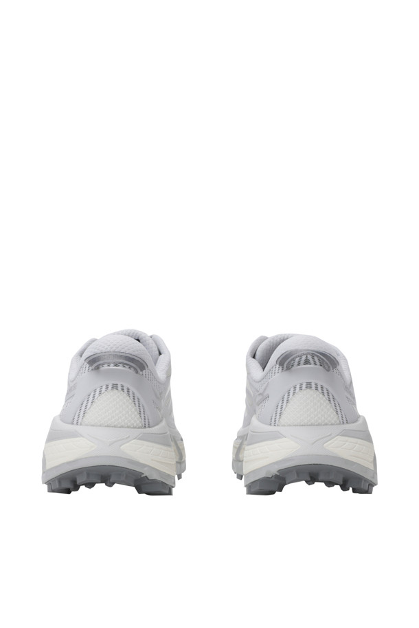 마파테 스피드 2 - 코스믹 그레이 / 알라바스터는 남성용 아웃도어, 하이킹, 일상 활동에 적합한 신발입니다. 회색과 화이트 컬러 조합의 무지 디자인으로, 사계절 모두 활용 가능한 실용적인 아이템입니다. 이 신발은 meta-rocker 기술을 사용하여 쿠셔닝을 강화했으며, Vibram Mega-Grip tread 밑창으로 접지력을 높여 장거리 및 장시간 활동에 적합합니다. 등산, 산책, 여행 시 고프코어, 캐주얼, 스포티 스타일을 연출할 수 있습니다. 굽 높이는 5mm입니다.
