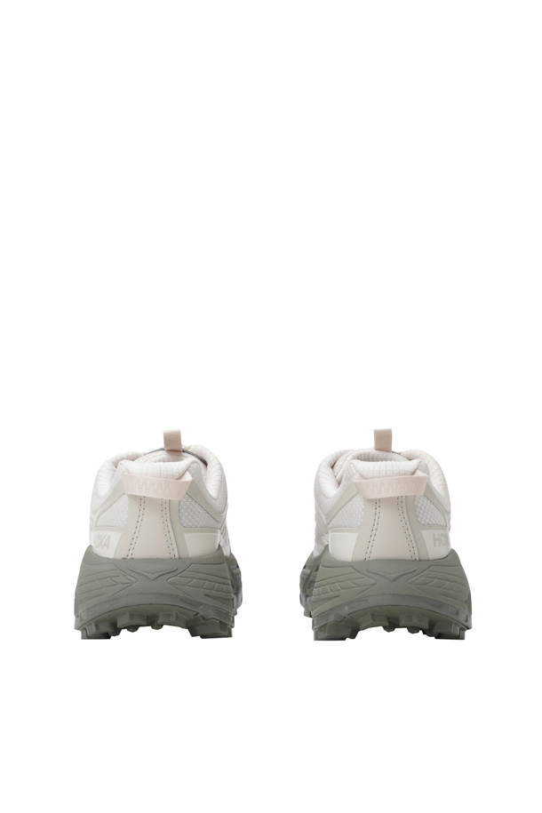 마페이트 쓰리2 - 오트밀 / 유칼립투스는 남성용 운동화입니다. 오트밀과 유칼립투스 색상의 조화가 돋보이며, 라운드 앞코 디자인과 끈으로 여미는 스타일입니다. 하이킹과 러닝에 적합하도록 제작되었으며, 사계절 모두 착용 가능합니다. 비브람 메가 그립 아웃솔과 EVA 미드솔을 사용하여 안정적인 접지력과 편안한 착용감을 제공합니다. 고프코어, 스포티, 미니멀 스타일을 즐기는 분들께 추천합니다. 러닝룩, 등산룩, 산책룩에 활용해보세요.
