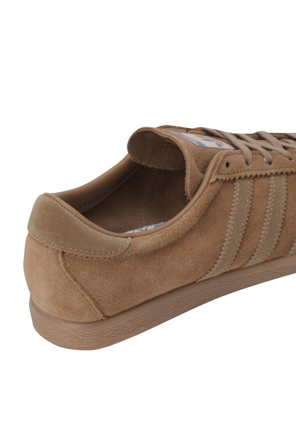 토바코 브라운 데저트 / 카드보드 / 검 운동화는 남성용으로, 클래식, 미니멀, 캐주얼 스타일에 적합합니다. 브라운, 카드보드, 검정 3가지 색상으로 제공되며, 사계절 내내 착용할 수 있습니다. 가죽 소재에 무지 패턴으로 디자인되어 있어, 레이스 여밈과 레귤러핏, 고무 밑창이 특징입니다. 일상용으로 편안하게 신을 수 있는 디자인의 운동화입니다.
