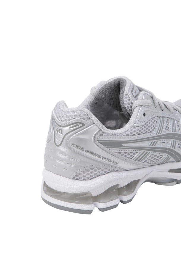 ```
GEL-KAYANO 14 - CLOUD GREY/CLAY GREY는 남성용 운동화로, 러닝과 일상 착용에 적합합니다. 그레이 컬러의 메시와 가죽 소재가 레이어드된 디자인으로, GEL 쿠셔닝과 오리지널 미드솔을 통해 편안한 착용감을 제공합니다. 사계절 모두 활용 가능하며, 신발의 레이어드 구조가 특징입니다.
```