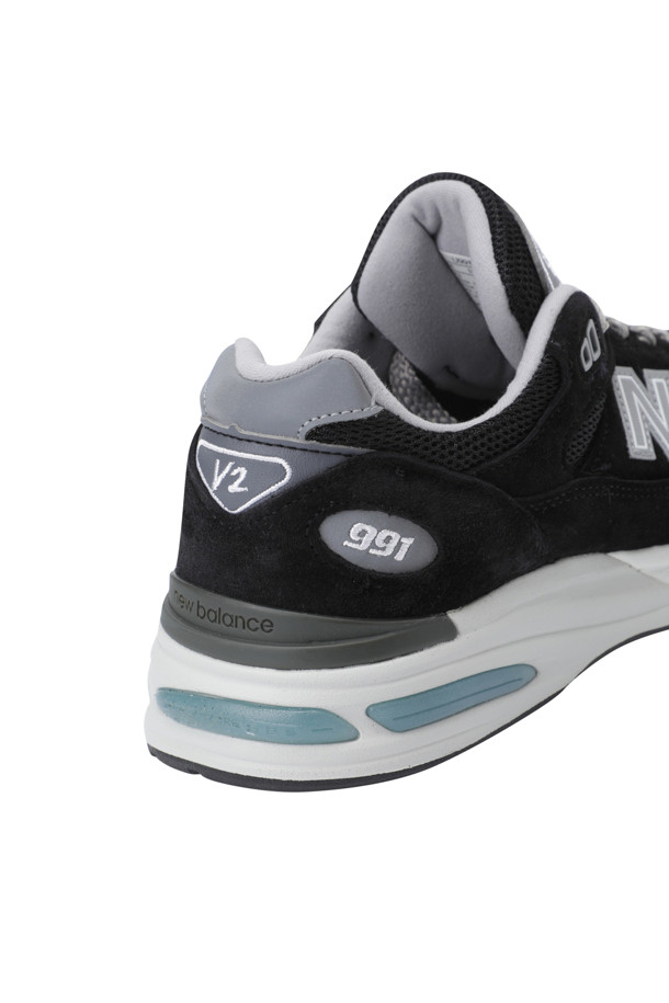(NEW BALANCE) 뉴발란스 U991BK2 - 블랙 with 스모크 펄 앤 실버는 남성용 운동화입니다. 돈피 스웨이드, 메쉬, 합성 소재를 사용하여 사계절 모두 착용 가능하며, 라운드 앞코와 끈으로 여미는 디자인입니다. FuelCell 쿠셔닝 기술이 적용되어 편안한 착용감을 제공하며, 뒷면에는 v2 로고 자수 패치가 돋보입니다. 클래식한 디자인과 블랙, 스모크 펄, 실버 컬러의 조화가 캐주얼, 클래식, 스포티한 스타일을 연출하며 러닝룩과 산책룩에 적합합니다.
