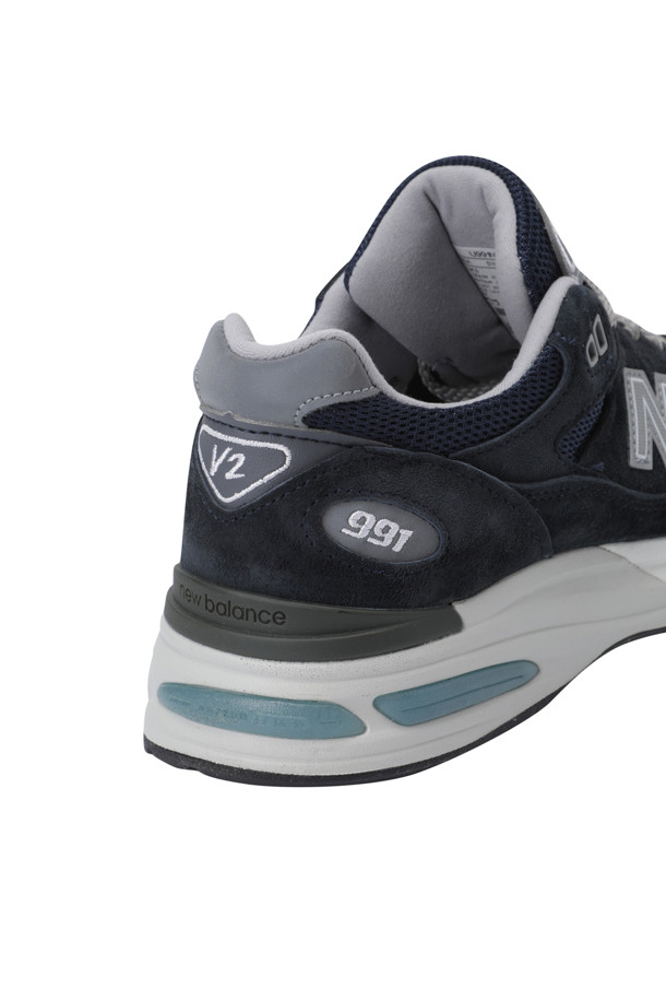 뉴발란스(NEW BALANCE) U991NV2 - 다크 네이비는 스모크드 펄, 실버 컬러 배색이 돋보이는 남성용 운동화입니다. 일상 및 러닝 활동에 적합하며, 봄, 여름, 가을 계절에 착용하기 좋습니다. 라운드 앞코 디자인에 스웨이드, 메쉬, 합성 소재를 사용하여 편안함과 스타일을 동시에 잡았습니다. 플랫 굽에 끈으로 여미는 스타일이며, FuelCell 쿠셔닝과 v2 로고 자수 패치가 특징입니다. 캐주얼, 클래식, 미니멀 스타일과 러닝룩, 가을 나들이룩에 매치하여 감각적인 연출을 완성해보세요.

