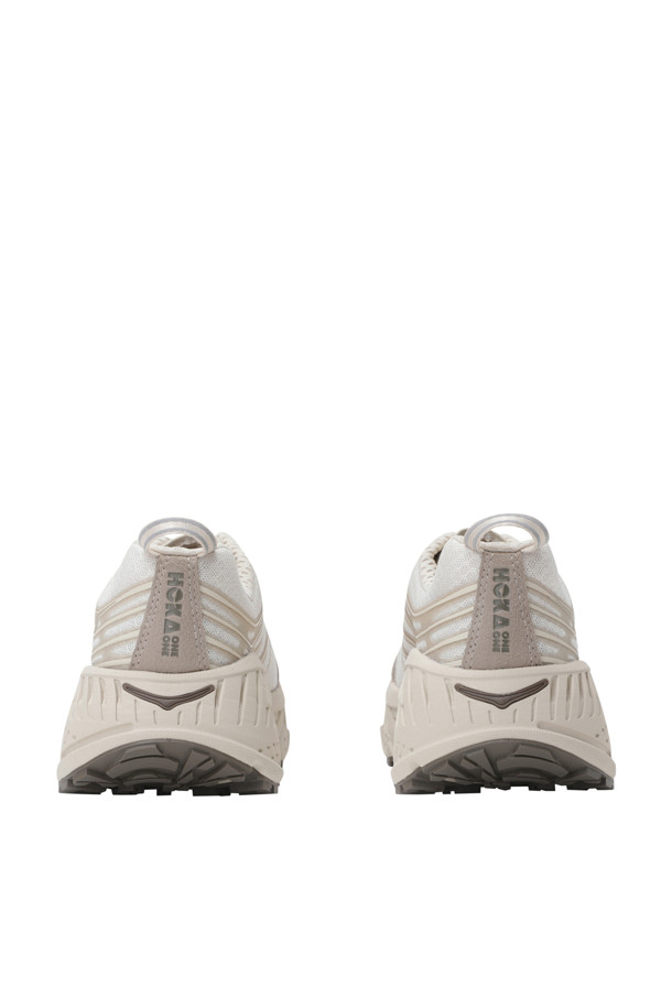 Stinson Evo OG (스틴슨 에보 OG) - oat (오트) / oat milk (오트 밀)는 남성용 운동화입니다. 오트밀과 베이지 색상의 조화가 돋보이며, 일상과 러닝 모두에 적합합니다. 사계절 내내 착용 가능하며, 토글 형식의 신발 여밈과 메시 어퍼 디자인이 특징입니다. EVA 미드솔을 사용하여 편안한 착용감을 제공하며, 미니멀, 캐주얼, 스포티한 스타일을 연출할 수 있습니다. 러닝룩과 산책룩에 매치하여 활동적인 분위기를 더해보세요.
