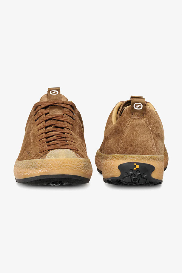 (2025) 모히토 랩 LL - 내추럴 여성 운동화는 부드러운 스웨이드와 내구성이 뛰어난 고무 소재를 사용하여 편안함과 스타일을 모두 잡았습니다. 라운드 앞코 디자인과 로우탑 스타일은 캐주얼, 클래식, 미니멀 룩에 모두 잘 어울리며, 산책룩 연출에도 제격입니다. 발을 감싸는 가죽 안감은 쾌적함을 더하고, 레이스업 여밈으로 발에 맞게 조절할 수 있습니다. 클라이밍 슈즈에서 영감을 얻은 디자인과 익스텐디드 레이싱 시스템, EVA 미드솔, 재활용 소재 20% 사용으로 기능성과 친환경성을 동시에 갖췄습니다. 핸드메이드 방식으로 제작되어 충격 흡수와 보행 안정성을 제공합니다.
