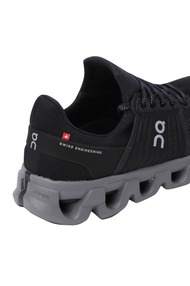 클라우드스위프트 4 AD - 블랙 | 락(Cloudswift 4 AD - Black | Rock)은 남성 러닝화 및 일상화로, 블랙과 그레이 컬러로 출시되었습니다. 라운드 앞코 디자인에 메쉬 및 합성소재를 사용하여 사계절 착용 가능하며, 끈으로 여미는 방식입니다. 이중 밀도 Helion™ 슈퍼폼과 방수 마감 처리가 특징이며, 플랫 굽에 로우탑 디자인으로 캐주얼, 미니멀, 스포티한 스타일을 연출합니다. 뛰어난 내구성을 갖춘 클라우드스위프트 4 AD는 러닝룩과 산책룩에 모두 잘 어울리는 아이템입니다.
