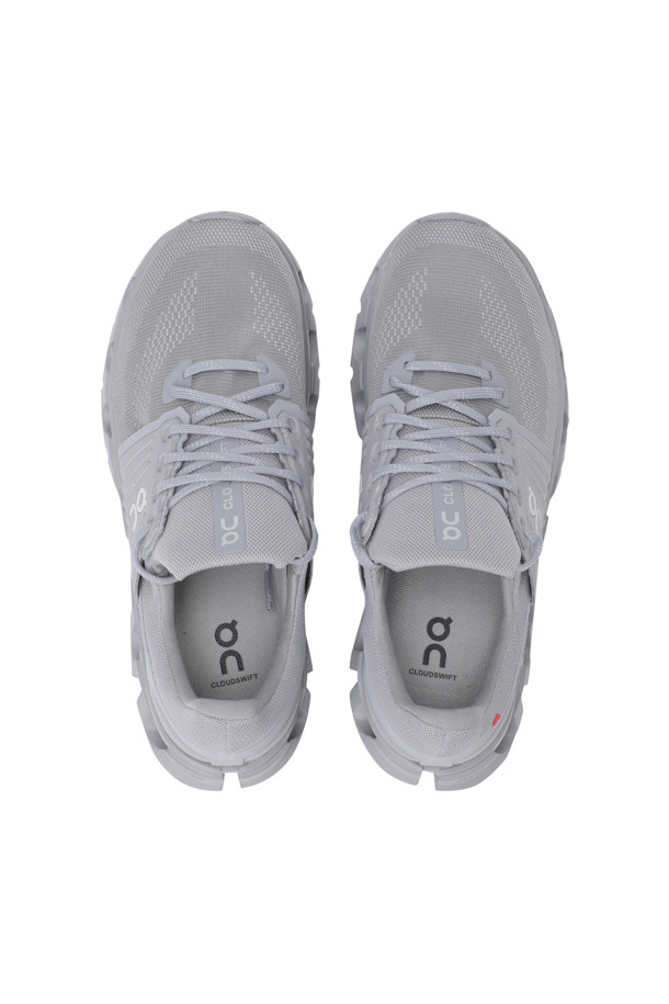 클라우드스위프트 4 AD (Alloy | Frost) 남성 러닝화는 스포티하면서 미니멀한 스타일을 연출합니다. Alloy와 Frost 컬러 조합의 무지 디자인으로 사계절 모두 활용 가능합니다. 이중 밀도 Helion™ 슈퍼폼과 방수 마감 처리, 내구성이 강화되어 뛰어난 쿠셔닝과 방수 기능을 제공합니다. 러닝룩에 적합하며 편안함과 스타일을 동시에 만족시키는 아이템입니다.

