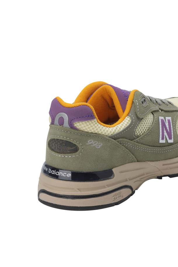 뉴발란스 U993OL 올리브리프 (NEW BALANCE U993OL OLIVELEAF)는 남성용 운동화입니다. 올리브, 연노랑, 블랙 세 가지 색상으로 출시되었으며, 스웨이드와 메쉬 소재를 사용하여 내구성과 통기성을 높였습니다. 레트로 하이킹 및 트레일 무드를 담아낸 디자인으로, 산책, 여행, 등산 등 다양한 TPO에 활용 가능합니다. 스포티하면서도 레트로 스타일을 즐길 수 있는, 고프코어룩 연출에도 적합한 아이템입니다.
