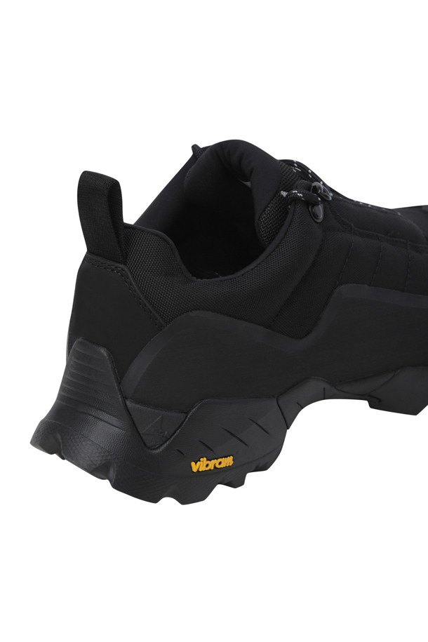 Katharina (카타리나) - Black (블랙) 남성 운동화는 하이킹과 일상생활 모두에 적합한 사계절용 신발입니다. 라운드 앞코 디자인에 무지 패턴으로 미니멀하고 캐주얼한 스타일을 연출합니다. 코듀라와 나일론 소재를 사용하여 내구성을 높였으며, 가볍고 마모 방지 기능이 뛰어납니다. Vibram (비브람) Megagrip (메가그립) 톱니 트레드 패턴 밑창으로 어떤 환경에서도 안정적인 접지력을 제공합니다. 산책, 여행, 등산 등 다양한 TPO에 활용 가능한 활용도 높은 신발입니다.
