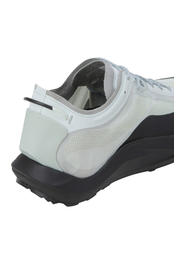 Sella (셀라) 프로스티드 민트 블랙 남성 운동화는 일상, 하이킹 등 다양한 활동에 적합한 남성용 스니커즈입니다. 미니멀하고 캐주얼한 스타일로, 봄, 여름, 가을 계절에 착용하기 좋습니다. ProWave Jaquard 발수 나일론 갑피와 EVA 미드솔을 사용하여 편안함과 기능성을 높였습니다. 라운드 앞코와 레이스업 디자인, 재활용 고무 Ecostep 컴파운드, Vibram 트랙션 러그가 특징이며, 동네 마실룩, 산책룩, 여행룩에 잘 어울립니다. 민트와 블랙 컬러의 조화가 세련된 느낌을 줍니다.
