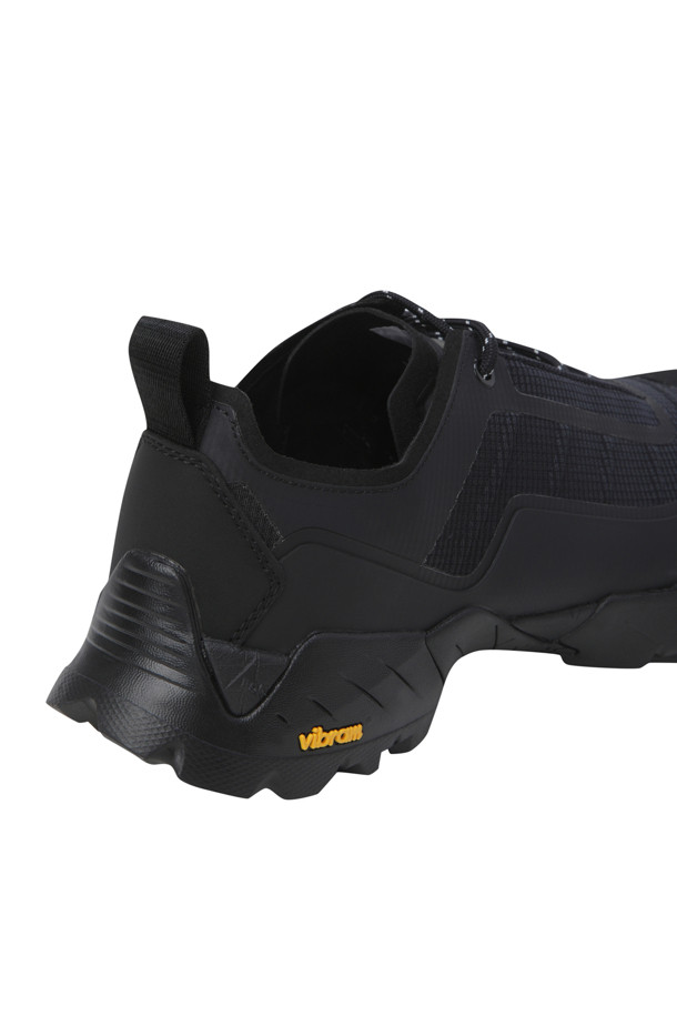 Katharina Light (카타리나 라이트) - Black은 하이킹과 일상생활 모두에 적합한 남성용 운동화입니다. 블랙 컬러의 라운드 앞코 디자인에 메시와 립스탑 소재를 사용하여 제작되었으며, 사계절 내내 착용 가능합니다. 플랫 굽과 레이스업 방식, 로우컷 탑라인이 특징이며, 일반 발볼에 메시 안감을 적용하여 편안함을 더했습니다. Vibram Megagrip 밑창, 톱니 트레드 패턴, 테이프 토 캡, 통기성 등 다양한 기능성이 돋보이며, 등산룩, 산책룩, 여행룩에 적합한 고프코어, 캐주얼, 스포티 스타일을 연출할 수 있습니다.
