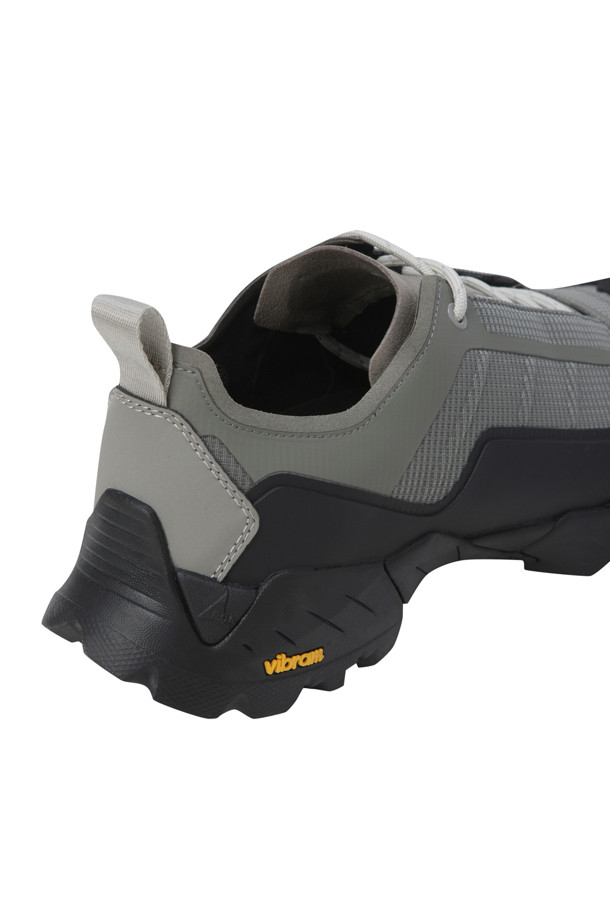 Katharina Light (카타리나 라이트) - 다크 그레이 토프 남성 운동화는 하이킹과 트레킹에 적합한 남성용 신발입니다. 다크 그레이와 토프 컬러 조합으로, 사계절 모두 착용 가능하며 고프코어, 캐주얼, 스포티 스타일을 연출할 수 있습니다. 립스탑과 메시 소재를 사용하여 내구성과 통기성을 높였으며, 레이스업 방식으로 편안하게 착용할 수 있습니다. 비브람 메가그립 톱니 트레드 패턴 밑창은 뛰어난 접지력을 제공하며, 통기성 메시 안감과 테이프 토 캡 디자인이 특징입니다.
