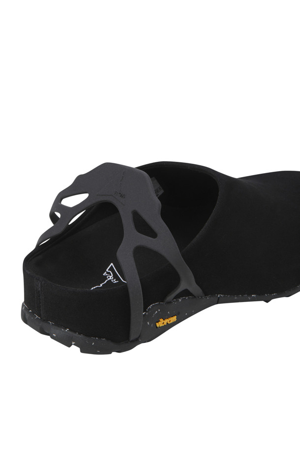 페다이아 - 블랙은 견고한 스웨이드 갑피와 재활용 고무 소재 Vibram Ecostep 밑창으로 제작된 남성 샌들입니다. 블랙 색상의 무지 디자인으로 어떤 스타일에도 잘 어울리며, 일상생활에서 편안하게 착용할 수 있습니다. 캐주얼, 미니멀, 클래식 스타일을 즐기는 남성분들께 적합하며, 산책룩이나 휴가룩에 매치하기 좋습니다. 힐 캡이 발을 안정적으로 잡아주어 활동성을 높여줍니다.
