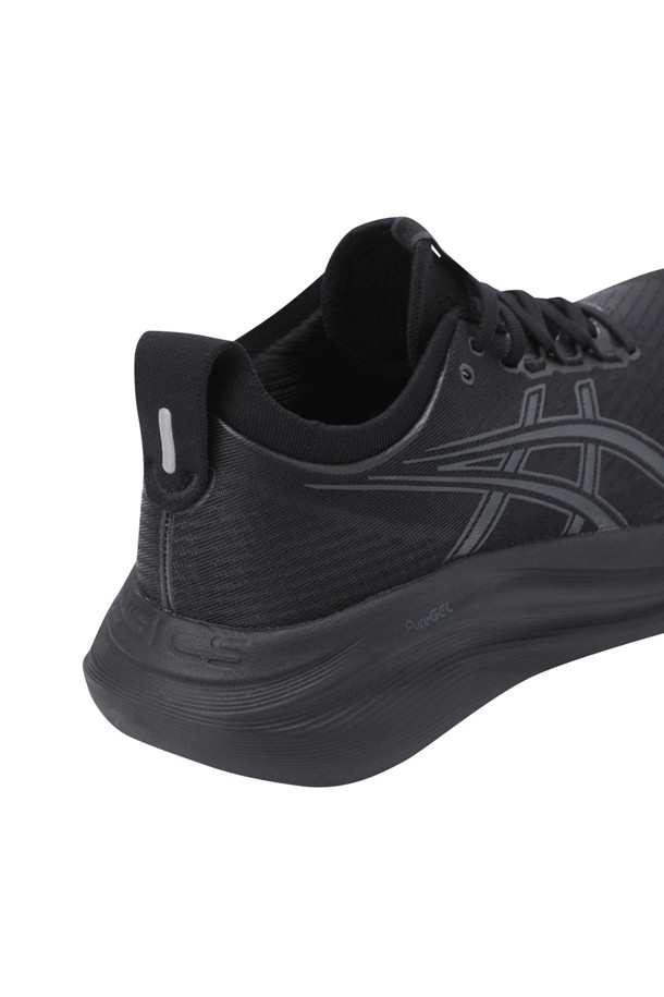 GEL-NIMBUS 27(M) - BLACK/GRAPHITE GREY(젤-님버스 27(M) - 블랙/그래파이트 그레이) 남성 러닝화입니다. 블랙과 그레이 컬러의 무지 디자인으로, 사계절 언제든 착용할 수 있습니다. 라운드 앞코에 끈으로 여미는 스타일이며, 로우탑 디자인으로 편안함을 더했습니다. FF BLAST™ PLUS 쿠셔닝과 자카드 메시 갑피, 통기성을 갖춰 쾌적한 러닝을 지원합니다. HYBRID ASICSGRIP™ 아웃솔은 접지력과 내구성을 높여 안정적인 착용감을 제공합니다.
