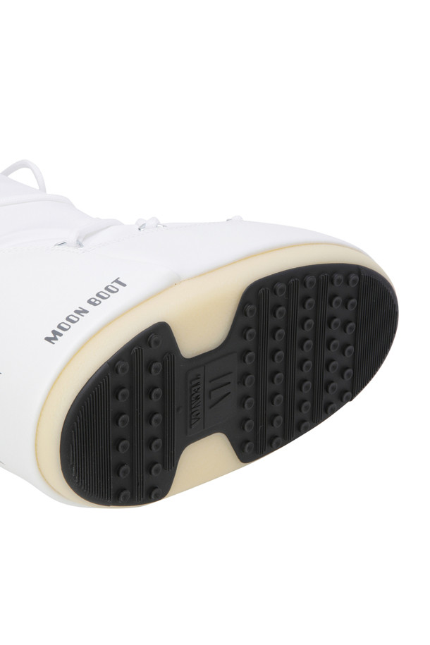 MB 아이콘 나일론 부츠 - 화이트는 유아동을 위한 겨울 방한 부츠입니다. 100% 발수 소재와 미끄럼 방지 고무 밑창으로 제작되어 눈, 비가 오는 날씨에도 안심하고 착용할 수 있습니다. 화이트 컬러의 무지 디자인에 실버톤 메탈 아일릿과 교차형 튜브 레이스를 사용하여 캐주얼, 미니멀, 고프코어 스타일을 연출하기 좋습니다. 입구 부분의 끈으로 착용감을 조절할 수 있으며, 일상, 산책, 여행 등 다양한 상황에서 활용 가능합니다. 플랫 굽으로 편안한 착용감을 제공합니다.
