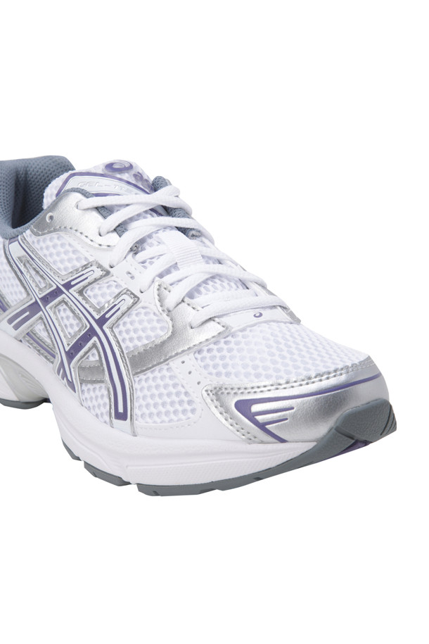 GEL-1130 - 화이트/더스티 퍼플 여성 운동화는 러닝과 일상생활 모두에 적합합니다. 화이트와 더스티 퍼플 컬러 배색이 스포티, 캐주얼, 미니멀 스타일을 연출합니다. 라운드 앞코에 끈으로 여미는 디자인이며, 합성가죽과 메쉬 소재를 사용하여 통기성을 높였습니다. 로고 패턴과 로우탑 디자인이 특징이며, GEL 쿠셔닝, 충격 흡수 기능이 있어 편안한 착용감을 제공합니다. 재활용 소재를 사용하여 친환경적인 가치도 더했습니다.
