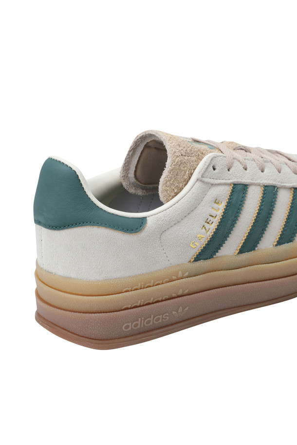 가젤 볼드 슈즈는 크림 화이트, 콜리제이트 그린, 매직 베이지 세 가지 색상으로 출시된 여성 스니커즈입니다. 스웨이드 소재로 제작되어 부드러운 질감을 자랑하며, 일상에서 편안하게 착용할 수 있습니다. 캐주얼, 미니멀, 클래식 스타일을 모두 소화하여 동네 마실룩이나 산책룩에 잘 어울립니다. T-토 디자인과 세 개의 층으로 구성된 두툼한 검 러버 아웃솔이 돋보이며, 레귤러 핏으로 제작되어 편안한 착용감을 제공합니다. 안감은 합성 소재로 마감되었습니다.
