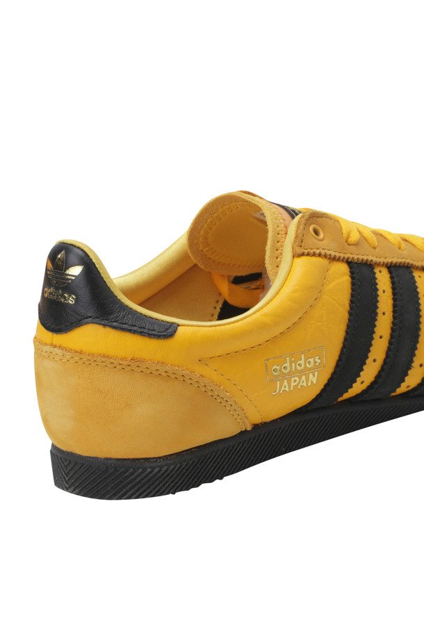 Japan 슈즈 - 크루 옐로우 / 코어 블랙 / 골드 메탈릭은 여성용 운동화입니다. 라운드 앞코 디자인에 가죽 및 합성 소재를 사용하여 편안함을 더했습니다. 봄, 여름, 가을 계절에 맞춰 동네 마실룩, 산책룩, 여행룩 등 다양한 TPO에 활용할 수 있으며, 캐주얼, 미니멀, 스포티 스타일을 연출하기 좋습니다. 굽 높이는 낮고 플랫 타입이며, 로고 패턴과 레이스업 여밈으로 포인트를 주었습니다. 천공 디테일, EVA 미드솔, 고무 아웃솔, T-토 디자인, 3-스트라이프 디테일이 특징입니다.
