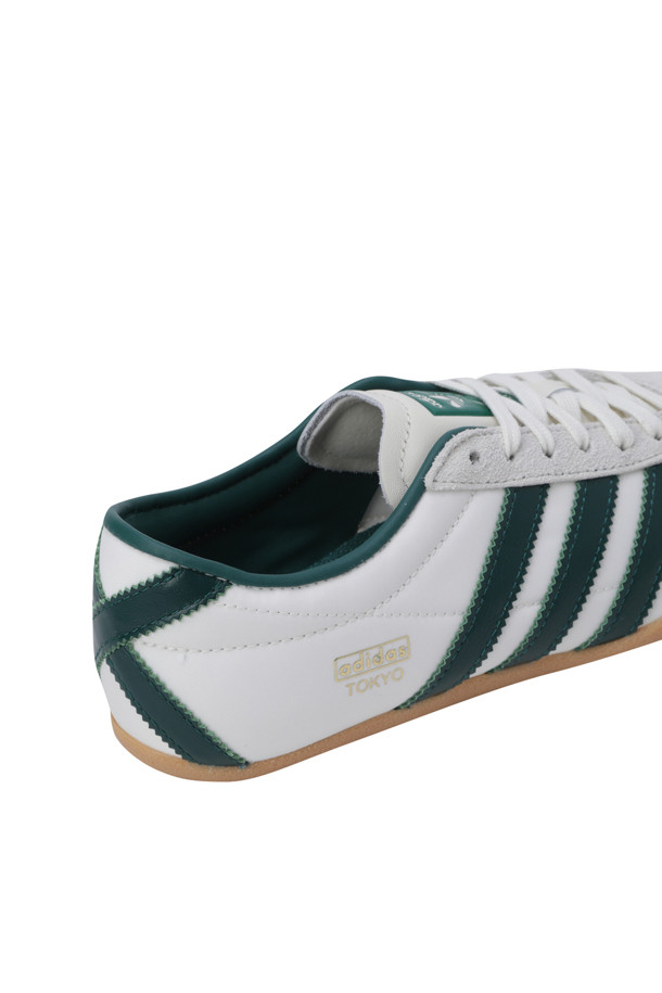 도쿄 - 오프 화이트 / 콜리지에이트 그린 / 골드 메탈릭 여성 운동화입니다. 나일론 소재로 제작되었으며, 라운드 앞코와 레이스업 잠금장치가 특징입니다. 봄, 여름, 가을 계절에 어울리며, 일상, 산책, 여행 등 다양한 TPO에 활용 가능합니다. 캐주얼, 미니멀, 스포티 스타일을 즐기는 여성분들께 추천하며, 슬림한 핏과 고무 밑창으로 편안한 착용감을 제공합니다. 화이트, 그린, 골드 컬러 조합이 세련된 디자인을 완성합니다.