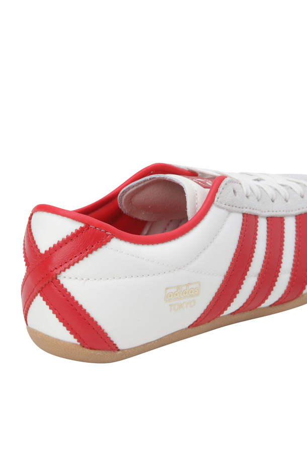 도쿄 오프 화이트/베터 스칼렛/검 여성 스니커즈는 캐주얼, 미니멀, 스포티한 스타일을 연출하기에 완벽합니다. 라운드 앞코에 낮음 굽의 플랫 디자인으로 편안함을 더했으며, 나일론과 고무 소재를 사용하여 봄, 여름, 가을 계절에 걸쳐 활용하기 좋습니다. 레이스업 스타일의 로우탑 디자인은 발볼이 좁은 여성에게 슬림한 핏을 제공하고, 동네 마실, 산책, 여행 등 다양한 TPO에 매치하기 좋습니다. 화이트, 레드, 검정 세 가지 컬러 옵션으로 출시되어, 어떤 룩에도 포인트를 줄 수 있는 매력적인 여성 운동화입니다.
