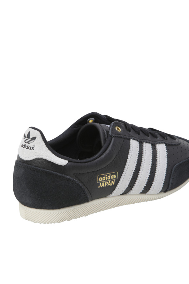 재팬 - 코어 블랙 / 클라우드 화이트 / 골드 메탈릭 여성 스니커즈는 일상과 러닝에 적합한 신발입니다. 블랙, 화이트, 골드 컬러 조합이 세련된 무드를 연출하며, 라운드 앞코 디자인과 가죽 소재, 직물 안감으로 편안한 착용감을 선사합니다. 끈으로 여미는 로우탑 디자인에 천공 디테일이 더해져 캐주얼, 미니멀, 클래식 스타일의 산책룩에 잘 어울립니다. 봄, 여름, 가을 계절에 맞춰 활용하기 좋은 플랫 굽의 여성 운동화입니다.
