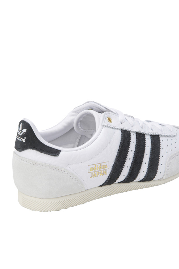 재팬 - 클라우드 화이트/코어 블랙/골드 메탈릭 여성 스니커즈를 소개합니다. 일상에서 편안하게 착용하기 좋은 디자인으로, 화이트, 블랙, 골드의 세련된 컬러 조합이 돋보입니다. 가죽 소재로 제작되어 고급스러운 느낌을 주며, 플랫 굽으로 편안한 착화감을 선사합니다. 캐주얼, 미니멀, 클래식 스타일을 모두 소화할 수 있으며, 동네 마실룩이나 산책룩에 잘 어울립니다. 신발 끈으로 조절 가능하며, 천공 디테일이 특징입니다.
