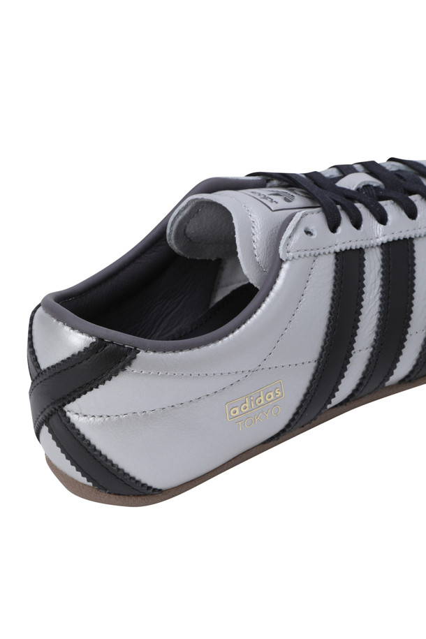 도쿄 - 실버 메탈릭 / 코어 블랙 / 검 여성 운동화는 일상, 산책룩, 여행룩에 모두 잘 어울리는 스니커즈입니다. 실버 메탈릭, 코어 블랙, 검정색의 세련된 색상 조합과 라운드 앞코 디자인이 특징입니다. 가죽 소재와 플랫 굽으로 편안함을 선사하며, 로우탑 디자인으로 다리가 길어 보이는 효과를 줍니다. 캐주얼, 미니멀, 클래식 스타일을 모두 소화할 수 있는 사계절 여성 운동화입니다. 고무 밑창으로 미끄럼 방지 기능도 갖추었습니다.
