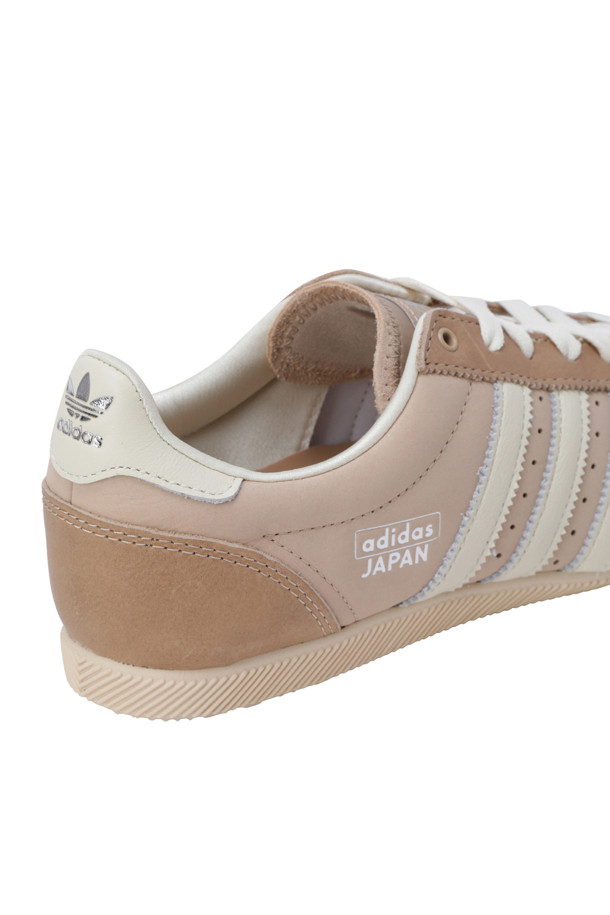 **재팬 - 웜 샌드스톤 / 크림 화이트 / 실버 메탈릭** 여성 스니커즈입니다. 따뜻한 웜 샌드스톤, 깨끗한 크림 화이트, 세련된 실버 메탈릭 세 가지 색상으로 만나보세요. 가죽 소재에 레귤러 핏으로 제작되어 편안한 착용감을 선사합니다. 텍스처드 EVA 미드솔과 천공 디테일이 특징이며, 레이스 여밈으로 발을 안정적으로 잡아줍니다. 일상, 산책, 여행 등 다양한 TPO에 캐주얼, 미니멀, 클래식 스타일로 연출하기 좋습니다.
