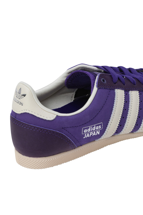 JAPAN (재팬) - Collegiate Purple (콜리지에이트 퍼플) / Cream White (크림 화이트) / Silver Metallic (실버 메탈릭) 여성 운동화는 일상, 산책, 여행 등 다양한 TPO에 어울리는 스니커즈입니다. 라운드 앞코와 레이스업 잠금 디자인이 특징이며, 캐주얼, 미니멀, 클래식 스타일을 연출하기 좋습니다. 가죽 소재로 제작되었으며, 봄, 여름, 가을 계절에 착용하기 적합합니다. 레귤러핏, 텍스처드 EVA 미드솔, 천공 디테일이 돋보이는 로우탑 디자인입니다. 굽 높이는 낮고 플랫 형태로 편안한 착용감을 제공합니다.