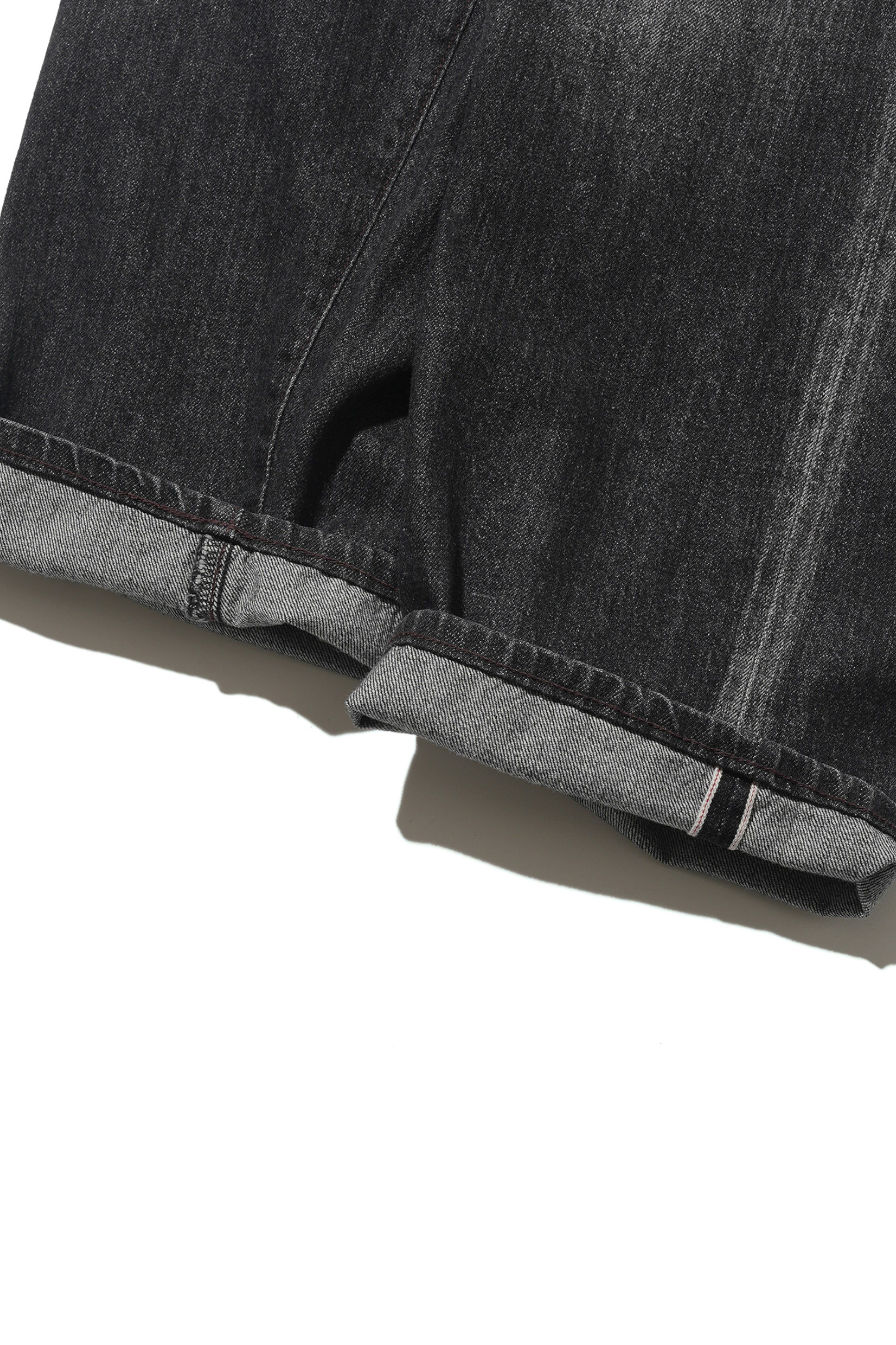 오가닉 코튼 와이드 테이퍼드 데님 팬츠 워시드 블랙은 빈티지하고 클래식한 무드를 자아내는 남성용 데님 팬츠입니다. 1947년 XX 모델을 오마주하여 제작되었으며, 1차 워싱 가공을 거쳐 자연스러운 색감과 부드러운 착용감을 제공합니다. 셀비지 데님, 오가닉 코튼 소재를 사용하여 내구성이 뛰어나며, 5포켓 디자인과 WALDES 버클, 가죽 라벨 디테일로 완성도를 높였습니다. 데이트룩, 쇼핑룩 등 다양한 TPO에 활용 가능하며, 클래식, 미니멀, 워크웨어 스타일을 즐겨 입는 분들께 추천합니다. 와이드 핏과 테이퍼드 핏으로 편안하면서도 세련된 핏을 연출합니다.
