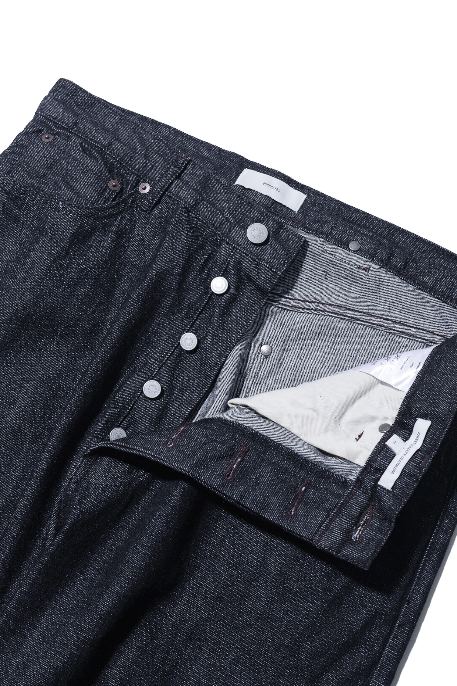 유기농 코튼 와이드 테이퍼드 데님 팬츠 (원워시, 인디고)는 클래식과 빈티지 스타일을 아우르는 남성용 데님 팬츠입니다. 뻣뻣한 질감의 두꺼운 데님 소재로 제작되어 사계절 내내 착용 가능하며, 와이드 핏과 테이퍼드 디자인으로 편안함과 트렌디함을 동시에 선사합니다. 셀비지 데님, 원워시 가공, 오가닉 코튼, WALDES's 버클, 5포켓 디자인, 가죽 라벨 등 섬세한 디테일이 돋보입니다. 데이트룩, 카페룩, 미니멀, 워크웨어 스타일을 즐기는 분들께 추천합니다.
