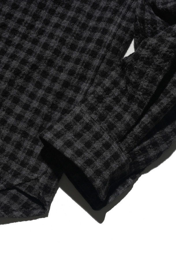 차콜 색상의 C/W 깅엄 체크 워크 셔츠는 클래식과 캐주얼 스타일을 아우르는 남성 의류입니다. 부드러운 촉감의 면과 울 혼방 소재로 제작되어 봄, 가을에 적합하며, 릴랙스 핏으로 편안한 착용감을 선사합니다. 차이나 칼라와 긴소매 디자인, 중간 두께감으로 다양한 스타일 연출이 가능하며, 데이트룩과 비즈니스 캐주얼에 활용하기 좋습니다. 깅엄 체크 패턴은 캐주얼한 무드를 더하고, 천연 자개 단추, 전면 포켓, 밑단 라운딩, 삼각 거셋 디테일로 디자인의 완성도를 높였습니다.
