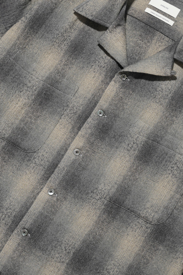 빈티지 텍스처 오픈 칼라 셔츠 - 그레이는 가을, 겨울 시즌에 어울리는 클래식하고 빈티지한 무드의 셔츠입니다. 부드러운 촉감의 울과 면 혼방 소재로 제작되었으며, 선염 체크 패턴이 돋보입니다. 오픈 칼라 디자인과 긴 소매, 자개 단추, 옆 트임 디테일이 특징이며, 축융 트윌 원단을 사용하여 고급스러움을 더했습니다. 데이트룩, 가을 나들이룩, 겨울 데일리룩 등 다양한 TPO에 맞춰 클래식, 미니멀, 캐주얼 스타일로 연출하기 좋습니다.
