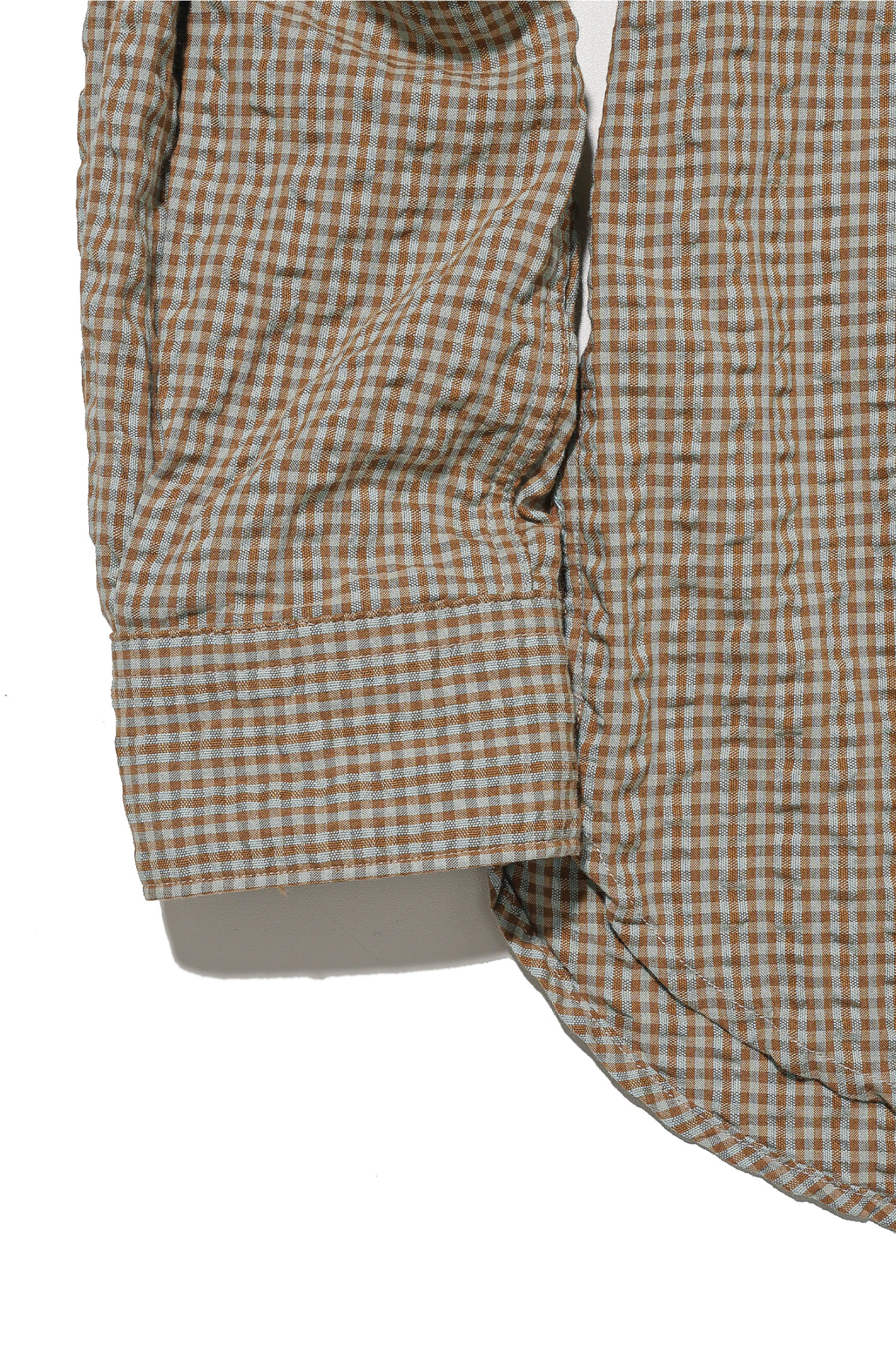 플레드 깅엄 체크 셔츠 카멜/민트입니다. 부드러운 촉감의 오가닉 코튼 소재로 제작되어 봄, 여름 시즌에 시원하게 착용하기 좋습니다. 릴랙스 핏과 레귤러 기장으로 편안한 착용감을 선사하며, 빈티지하면서도 클래식한 무드를 연출합니다. 시어서커 원단, 얇은 두께, 통기성 우수한 디자인으로 쾌적함을 더하고, 전면부 포켓과 밑단 라운딩, 삼각 거셋, 천연 자개 단추 디테일로 완성도를 높였습니다. 데이트룩, 카페룩, 미니멀, 클래식, 캐주얼 등 다양한 스타일에 활용하기 좋은 셔츠입니다.
