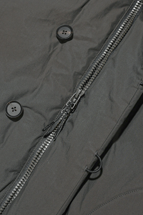 GOOSE DOWN MIL 베스트 - 차콜은 겨울철 캐주얼룩을 완성하는 데일리 아이템입니다. 밀리터리 무드를 담은 베이직한 디자인에, 무지 패턴과 차콜 컬러로 어떤 옷에도 쉽게 매치할 수 있습니다. 구스다운 충전재를 사용하여 보온성을 높였으며, 밑단 스트링 조절과 암홀 밴딩 디테일로 활동성을 더했습니다. 겉감은 면, 폴리에스테르, 나일론 혼방으로 부드러운 촉감을 자랑하며 생활 발수 기능까지 갖춰 실용적입니다. 산책이나 여행 시, 스타일리시하고 따뜻하게 착용할 수 있는 레귤러핏 베스트입니다.
