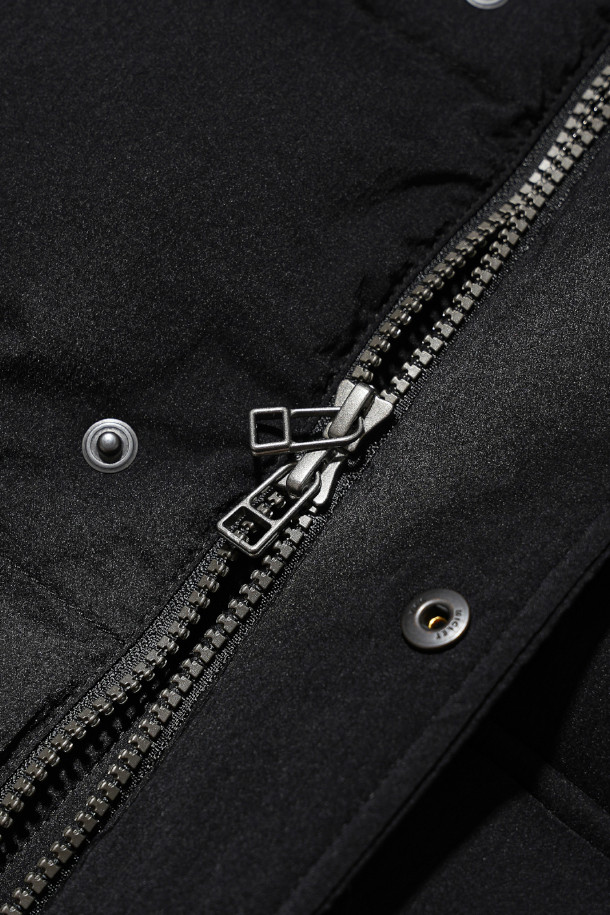 DUCK DOWN MARK 베스트 - 블랙은 겨울철 일상룩, 여행룩, 산책룩에 모두 잘 어울리는 아우터입니다. 영국군 바디 아머를 모티브로 한 밀리터리 스타일의 레귤러핏 베스트로, 유러피안 덕다운 충전재를 사용하여 뛰어난 보온성을 자랑합니다. 

두꺼운 두께감과 부드러운 촉감, 그리고 발수 기능까지 갖춰 한겨울에도 쾌적하게 착용할 수 있습니다. 블랙 컬러의 무지 디자인으로 클래식, 미니멀, 캐주얼 등 다양한 스타일링에 활용하기 좋으며, 레이어링이 용이하여 실용성을 더합니다. 
