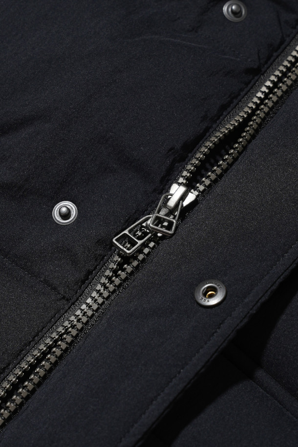 **DUCK DOWN MARK 베스트 - 네이비**는 추운 날씨에도 따뜻함을 선사하는 데일리 아우터입니다. 유러피안 덕다운 충전재를 사용하여 보온성을 극대화했으며, 영국군 바디 아머 디자인을 모티브로 한 밀리터리 스타일의 베스트입니다. 톤 다운된 네이비 컬러와 무지 패턴으로 어떤 룩에도 자연스럽게 녹아듭니다. 간절기와 겨울철 레이어링하여 클래식, 미니멀, 워크웨어 등 다양한 스타일을 연출해 보세요. 생활 방수 기능과 스냅 여밈 방식으로 실용성을 더했습니다.
