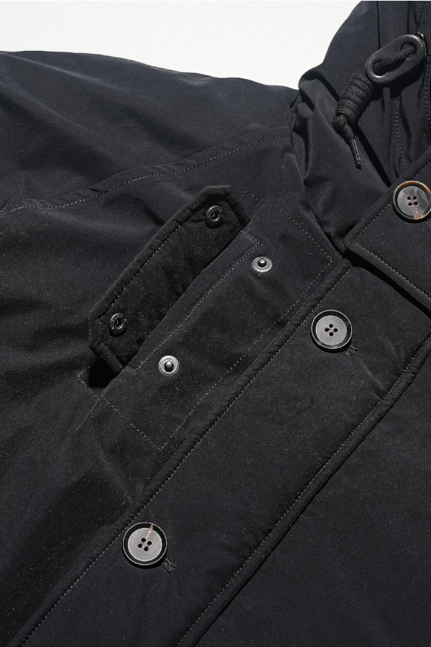블랙 컬러의 구스다운 스목 파카입니다. 릴랙스 핏으로 제작되었으며, 일상, 가벼운 액티브웨어, 그리고 여행 시에도 활용 가능합니다. 고밀도 폴리에스테르와 나일론 혼방 소재에 발수 가공을 더해, 겨울철 추위와 눈, 비로부터 신체를 보호합니다. 90:10 비율의 구스다운 충전재를 사용하여 보온성을 극대화했으며, 영국 해군 유니폼에서 영감을 얻은 디자인에 실용적인 포켓 디테일을 더했습니다. 클래식하면서도 모던한 무드를 연출하며, 풀오버 스타일의 두꺼운 긴소매 파카입니다.
