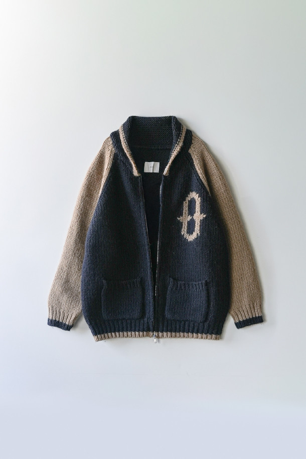 **HEAVY WOOL Cardigan 헤비 울 가디건 - Navy/Camel**

클래식과 빈티지 무드를 아우르는 헤비 울 가디건입니다. 두꺼운 두께감의 울 소재로 제작되어 겨울철에도 뛰어난 보온성을 제공하며, 거친 촉감이 특징입니다. 네이비와 카멜 두 가지 컬러로 출시되었으며, 잦은 착용에도 변형 없이 튼튼하게 유지됩니다. 코위찬 니트에서 영감을 받은 디자인에 빈티지 베이스볼 재킷의 모티브를 더했으며, YKK Excella 지퍼를 사용하여 고급스러움을 더했습니다. 출근룩, 캐주얼룩, 미니멀룩 등 다양한 스타일에 활용하기 좋습니다.
