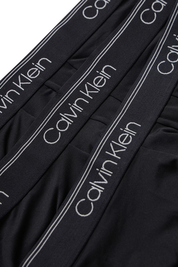 캘빈클라인 시그니처 엘라스틱 허리밴드가 특징인 남성용 3팩 로우 라이즈 트렁크스입니다. 마이크로파이버 소재로 제작되어 사계절 내내 편안하게 착용 가능하며, 신축성 있는 소재로 활동성을 높였습니다. 미니멀, 캐주얼, 클래식 스타일을 추구하는 분들께 추천하며, 집콕룩과 여행룩으로 활용하기 좋습니다. 무지 디자인의 블랙 컬러로 어떤 옷에도 쉽게 매치할 수 있습니다.
