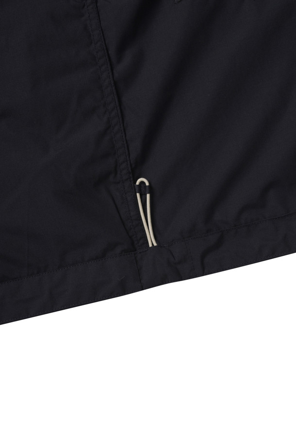 (NANAMICA) 후드 데크 재킷 - 다크 네이비는 봄, 가을 시즌에 적합한 남성용 아우터입니다. 고밀도 혼방사 소재와 발수 가공으로 제작되어 일상생활과 아웃도어 활동 모두에 적합하며, 방수 기능까지 갖춰 실용성을 더합니다. 클래식, 캐주얼, 고프코어 스타일을 아우르는 디자인으로, 여행룩, 캠핑룩, 등산룩 등 다양한 TPO에 활용 가능합니다. 오버핏의 레귤러 기장으로 편안한 착용감을 선사하며, 집업 방식과 후드 디자인으로 간편하게 스타일을 연출할 수 있습니다. 다크 네이비 컬러의 무지 패턴은 어떤 옷에도 쉽게 매치되어 활용도를 높입니다.
