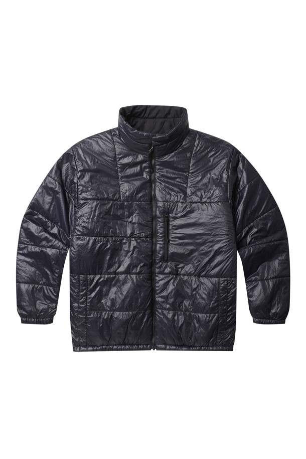 (NANAMICA) 리버서블 인슐레이션 재킷은 남성용 아우터로, 가을과 겨울에 착용하기 좋은 두꺼운 두께감의 블랙 컬러 인슐레이션 재킷입니다. 미니멀하고 스포티한 스타일을 연출하며, 출근룩과 여행룩에 모두 활용하기 좋습니다. 겉면은 리사이클 나일론 트윌, 안감은 리사이클 나일론 립스탑 소재로 제작되었으며, PRIMALOFT® Black Insulation 충전재를 사용하여 보온성을 높였습니다. 오버핏으로 편안하게 착용 가능하며, 레귤러 기장의 긴 소매와 집업 여밈 방식, 리버서블 코트 타입으로 다양한 스타일을 연출할 수 있습니다.
