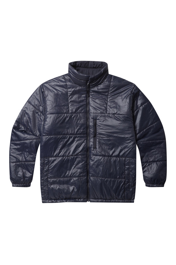 (NANAMICA) 리버서블 인슐레이션 재킷 - 네이비는 캐주얼, 스포티, 미니멀 스타일을 추구하는 남성 고객을 위한 아우터입니다. 가을과 겨울에 적합하며, 여행룩과 캠핑룩에 활용하기 좋습니다. 넉넉한 오버핏에 집업 스타일로 편안하게 착용할 수 있으며, 네이비 컬러의 무지 디자인으로 어떤 옷에도 잘 어울립니다. 리사이클 소재를 사용하고 프리마로프트 충전재로 제작되어 보온성과 경량성을 동시에 갖춘 두꺼운 두께의 재킷입니다. 긴 소매 기장의 리버서블 코트 타입으로 다양한 스타일 연출이 가능합니다.
