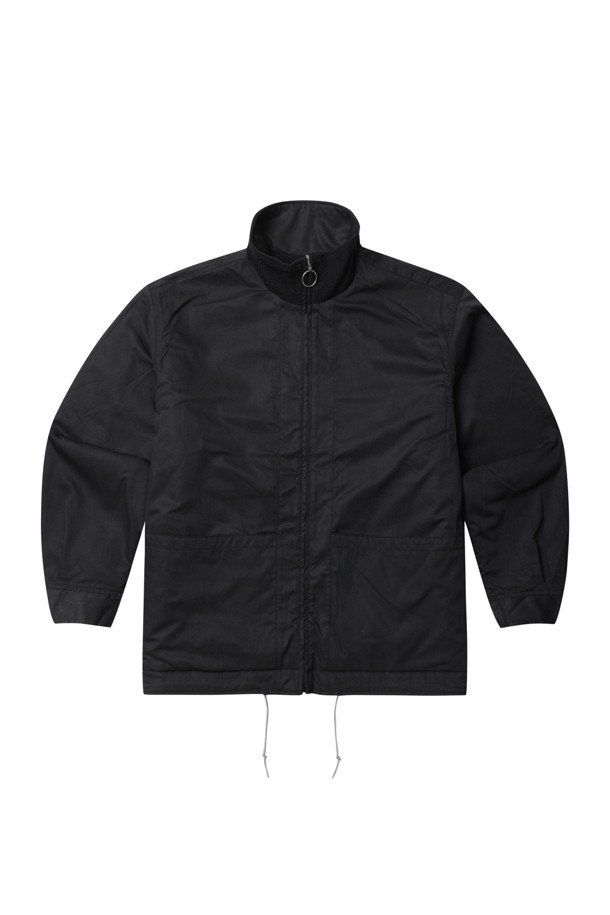 (NANAMICA) 리버서블 도크 재킷 - 블랙은 가을, 겨울 시즌에 어울리는 남성용 아우터입니다. 캐주얼, 미니멀, 클래식 스타일을 아우르며, 일상복으로 활용하기 좋습니다. 블랙 컬러의 무지 디자인에 오버핏으로 제작되었으며, 두꺼운 두께감과 부드러운 촉감이 특징입니다. 리버서블 코트 타입으로 비불소계 발수 가공 및 리사이클 소재를 사용하여 기능성과 친환경성을 모두 갖추었습니다. 밑단 어드저스터와 긴 소매, 집업 여밈 방식으로 편안한 착용감을 제공합니다.
