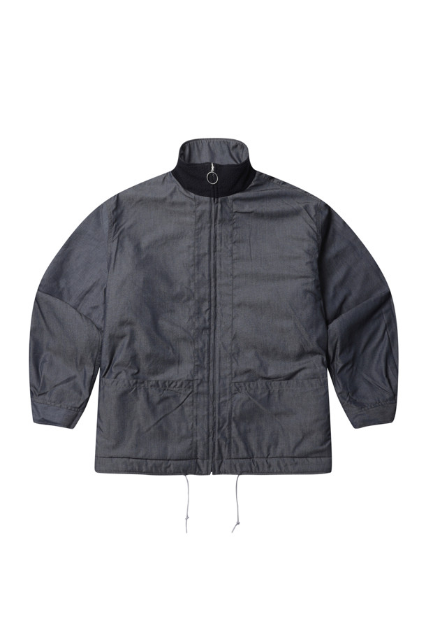 (NANAMICA) 리버시블 도크 재킷 - 다크 네이비는 봄, 가을 간절기에 활용하기 좋은 남성용 아우터입니다. 발수 가공 처리된 폴리에스테르 소재에 안감은 트윌로 마감하여 부드러운 촉감과 두꺼운 두께감을 느낄 수 있습니다. 캐주얼, 미니멀, 시티보이 스타일을 아우르며 여행룩, 캠핑룩 등 다양한 TPO에 적합합니다. 리버시블 디자인으로 보아 플리스 면을 활용하여 색다른 연출이 가능하며 밑단 어드저스터로 핏 조절이 용이합니다. 오버핏으로 편안하게 착용할 수 있는 집업 스타일의 무지 자켓입니다.
