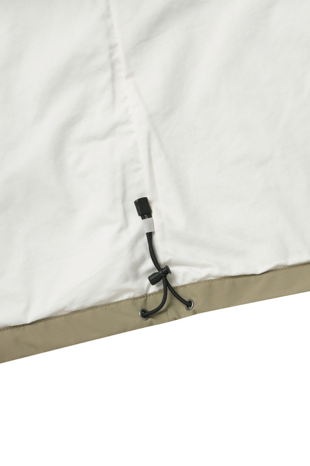 (NANAMICA) 2L 나일론 고어텍스 크루저 재킷은 남성용 아우터로, 일상과 아웃도어 활동 모두에 적합합니다. 카키 베이지 색상의 무지 디자인이며, 봄, 가을, 겨울 세 계절 모두 착용 가능합니다. 레귤러핏으로 제작되었으며, 지퍼형 여밈 방식을 채택했습니다. 나일론과 고어텍스 소재를 사용하여 방수, 투습 기능을 갖췄으며, 밀리터리 스타일의 두꺼운 재킷입니다. 여행, 캠핑, 등산 시 캐주얼, 고프코어 및 워크웨어 스타일로 연출하기 좋습니다.
